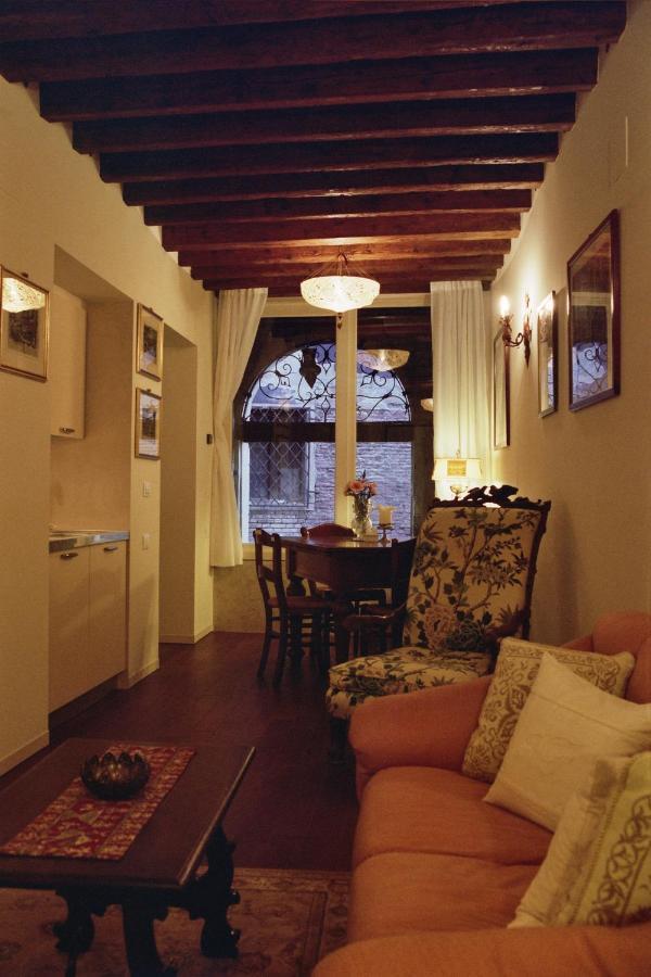 Al Pozzo Dei Scoacamini, 100 M From San Marco, Ground Floor Veneza Exterior foto