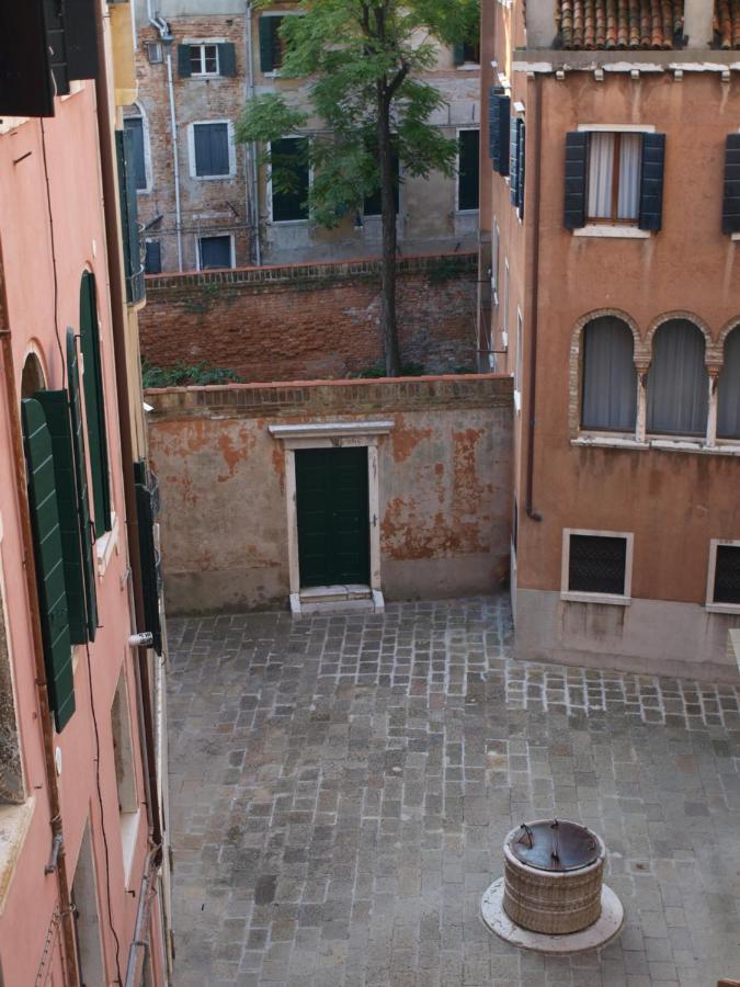 Al Pozzo Dei Scoacamini, 100 M From San Marco, Ground Floor Veneza Exterior foto